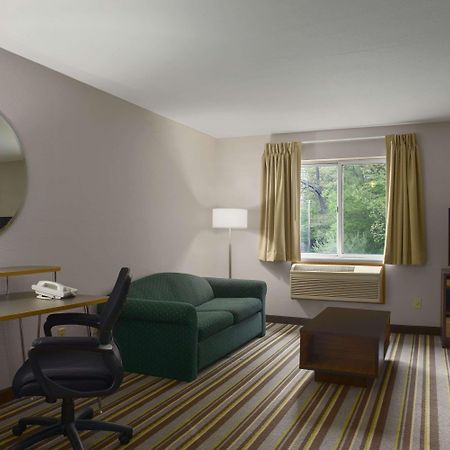 Super 8 By Wyndham Manistee Otel Dış mekan fotoğraf