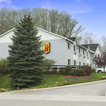 Super 8 By Wyndham Manistee Otel Dış mekan fotoğraf