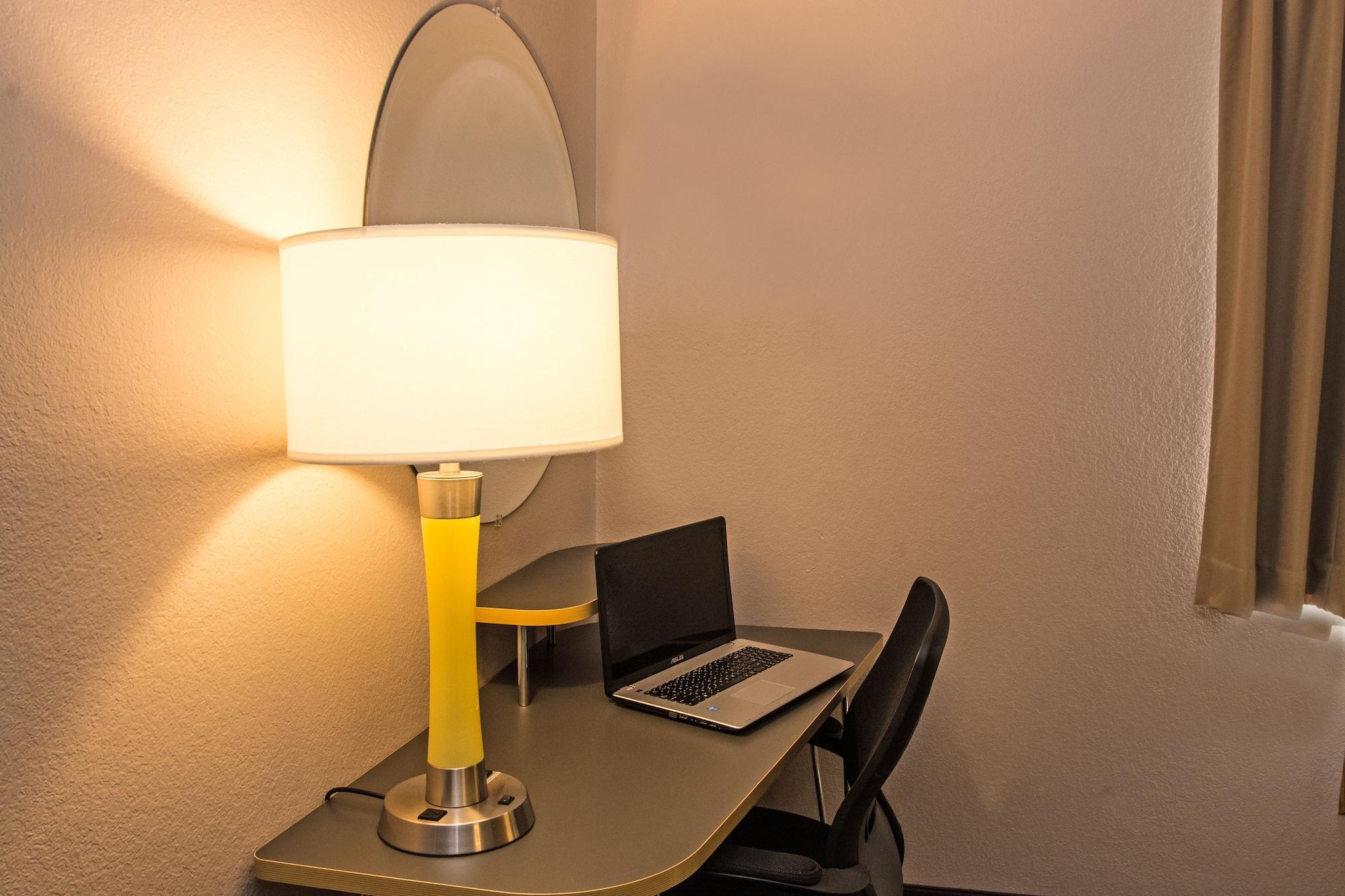 Super 8 By Wyndham Manistee Otel Dış mekan fotoğraf