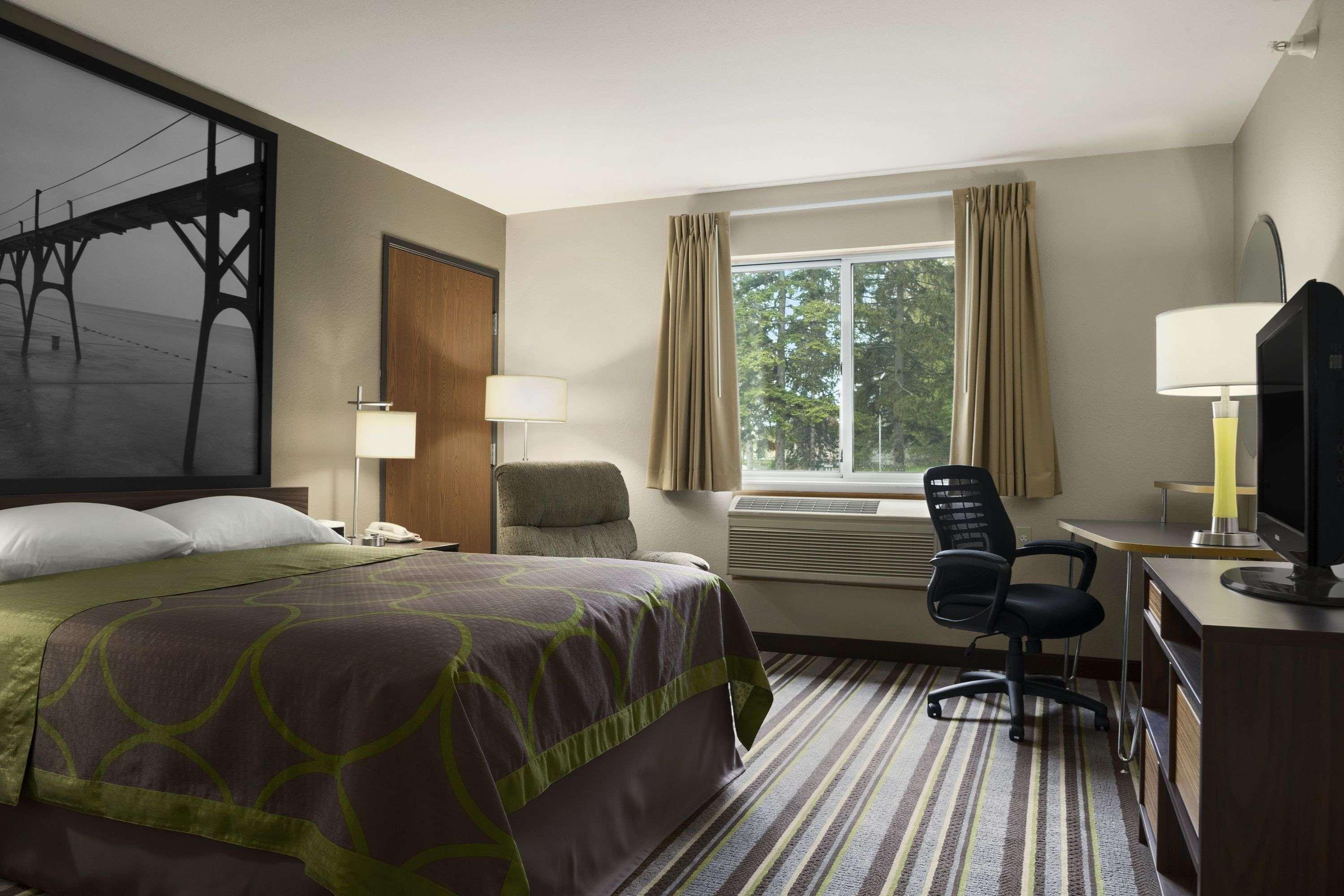 Super 8 By Wyndham Manistee Otel Dış mekan fotoğraf