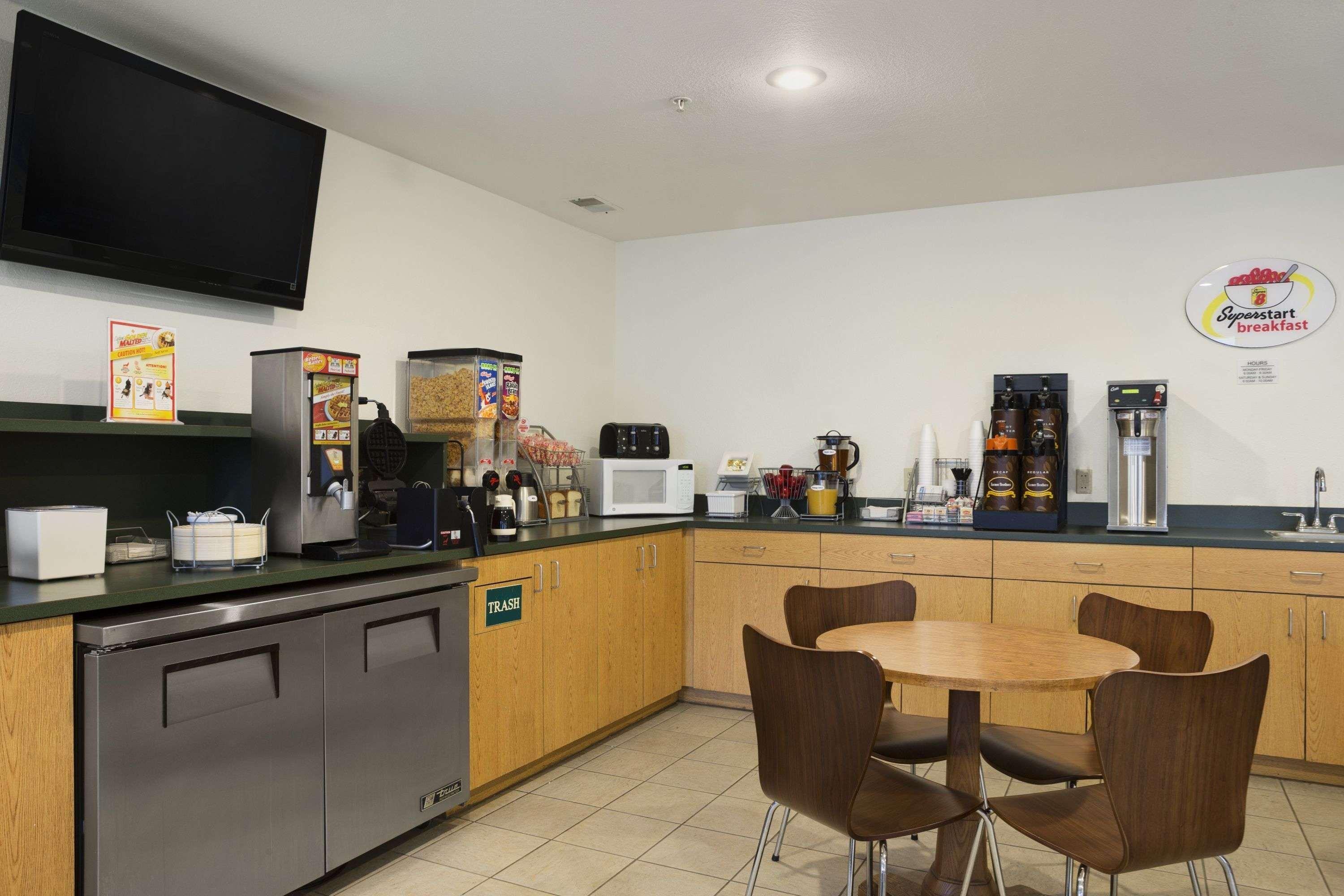 Super 8 By Wyndham Manistee Otel Dış mekan fotoğraf