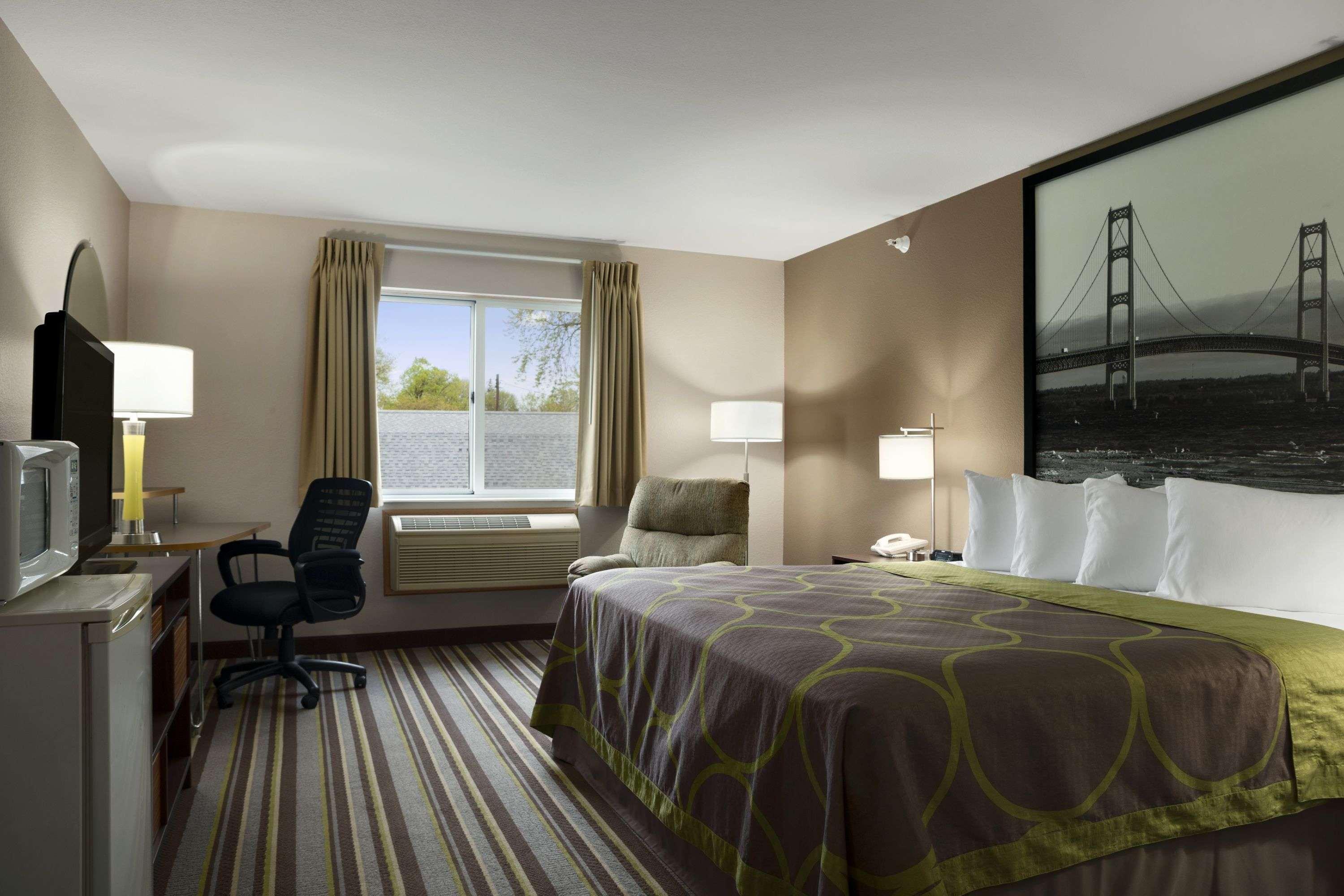 Super 8 By Wyndham Manistee Otel Dış mekan fotoğraf