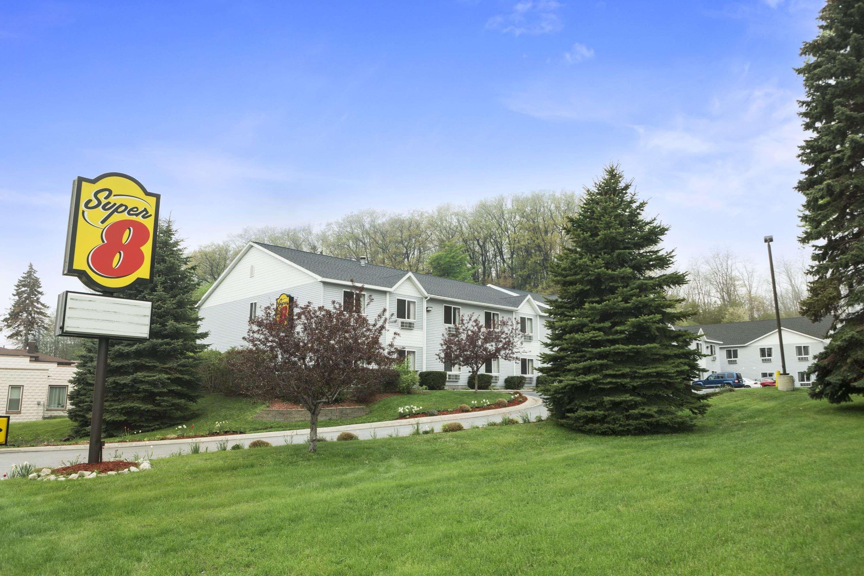 Super 8 By Wyndham Manistee Otel Dış mekan fotoğraf