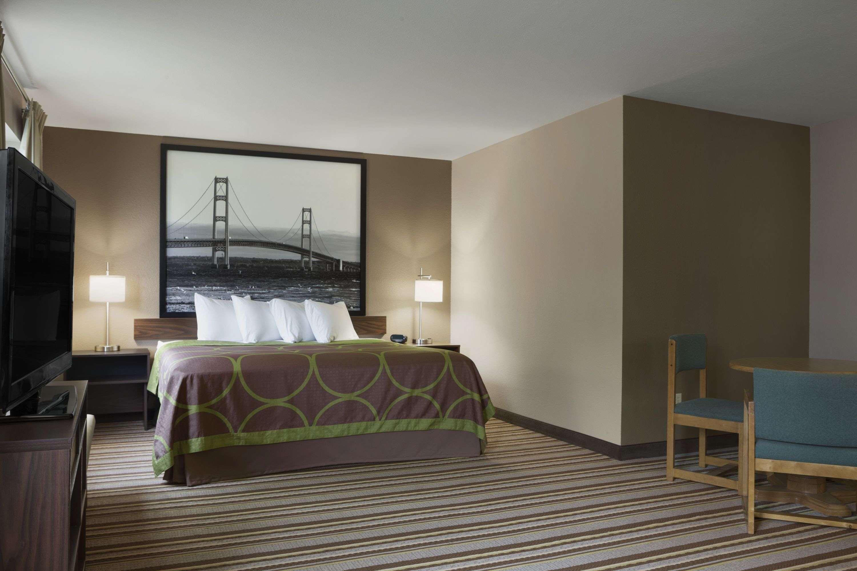 Super 8 By Wyndham Manistee Otel Dış mekan fotoğraf