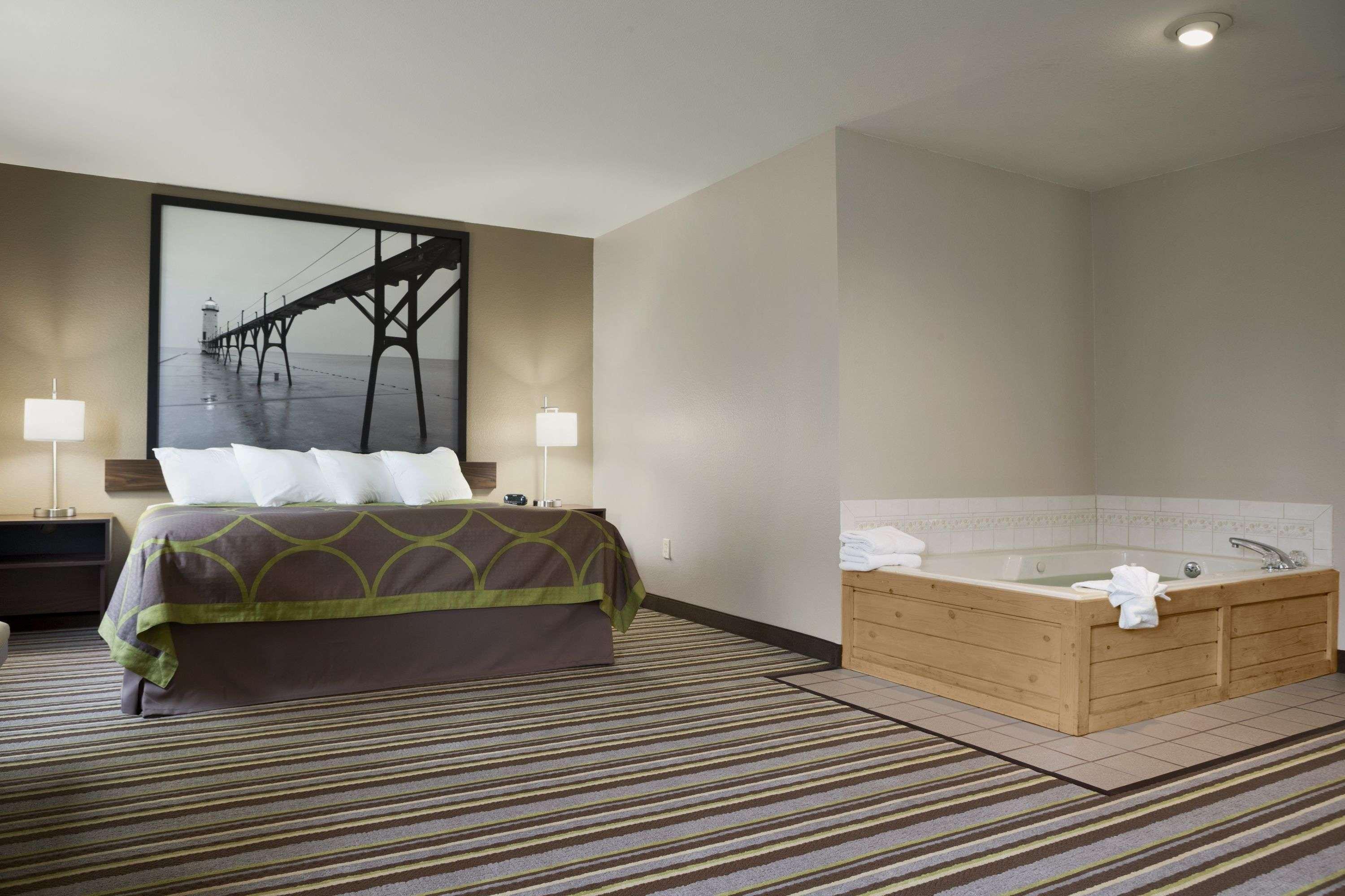 Super 8 By Wyndham Manistee Otel Dış mekan fotoğraf
