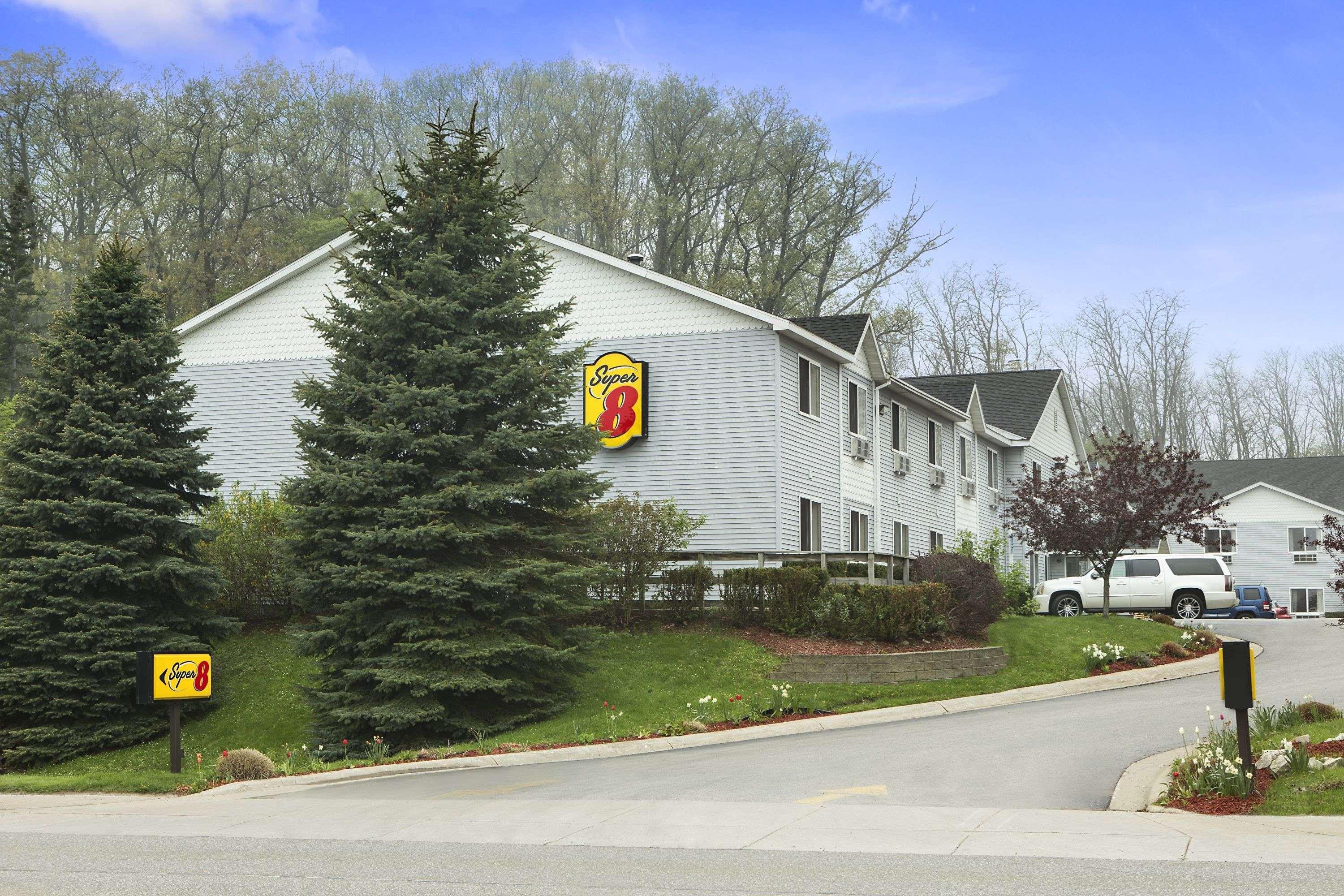 Super 8 By Wyndham Manistee Otel Dış mekan fotoğraf