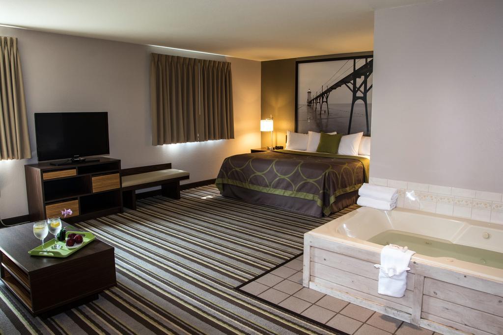 Super 8 By Wyndham Manistee Otel Dış mekan fotoğraf