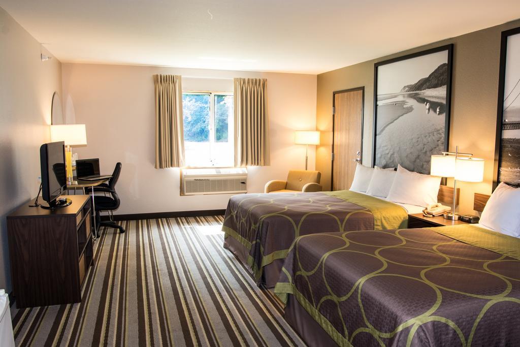 Super 8 By Wyndham Manistee Otel Dış mekan fotoğraf
