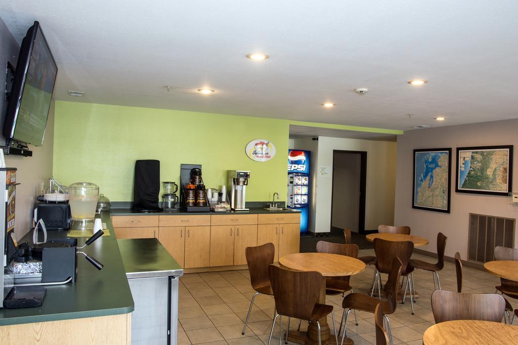 Super 8 By Wyndham Manistee Otel Dış mekan fotoğraf
