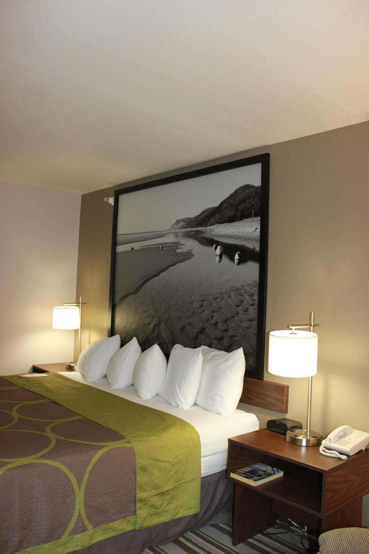Super 8 By Wyndham Manistee Otel Dış mekan fotoğraf