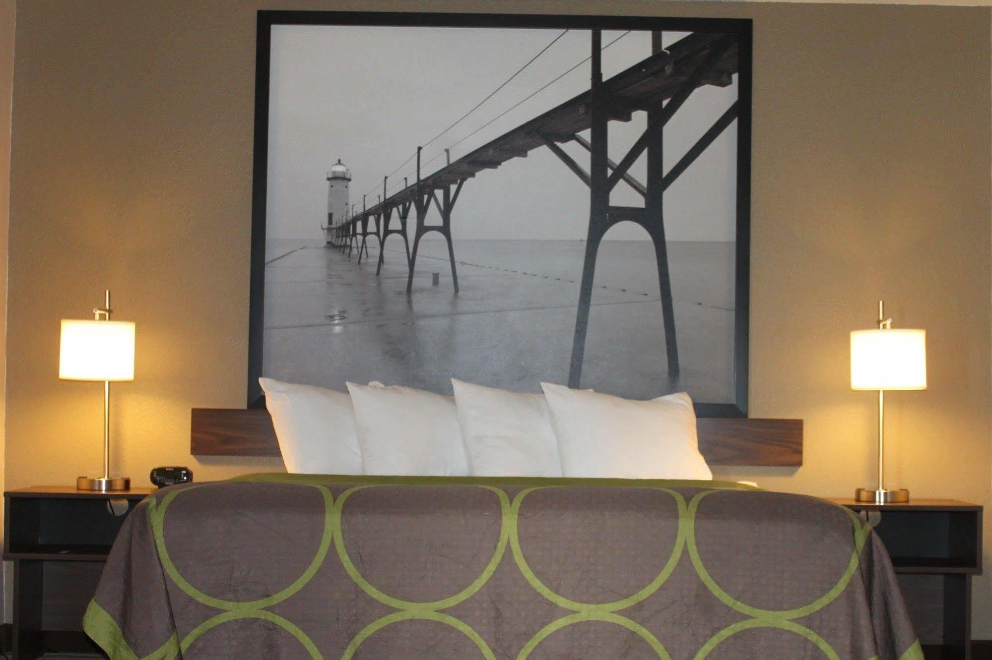 Super 8 By Wyndham Manistee Otel Dış mekan fotoğraf