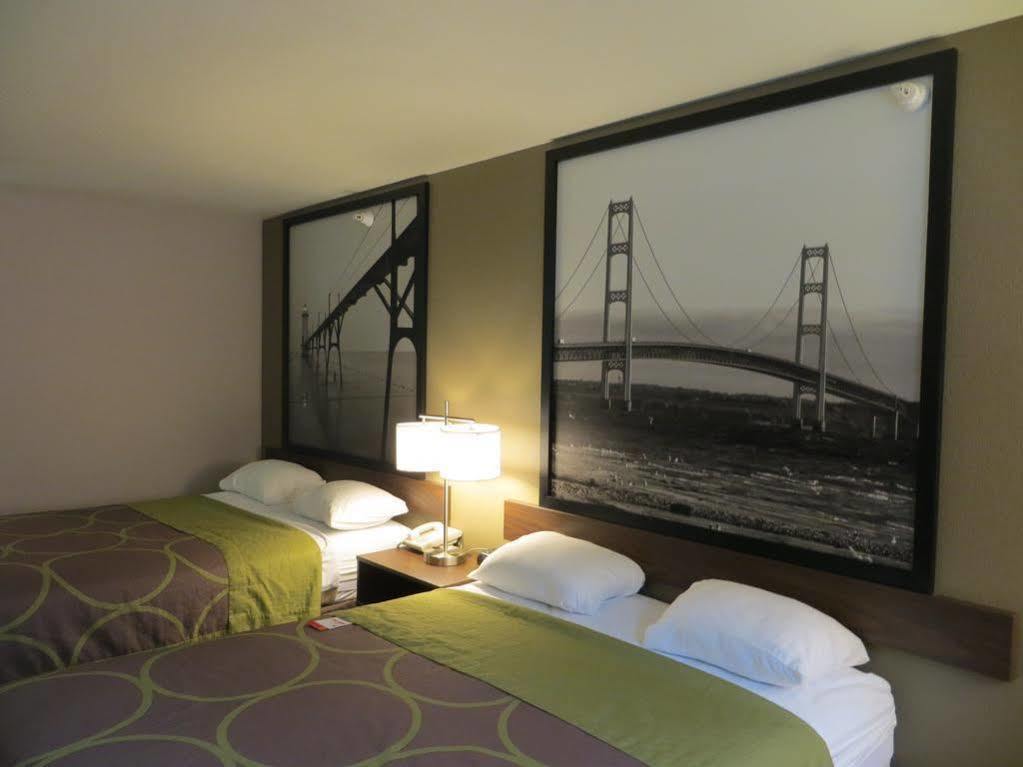 Super 8 By Wyndham Manistee Otel Dış mekan fotoğraf