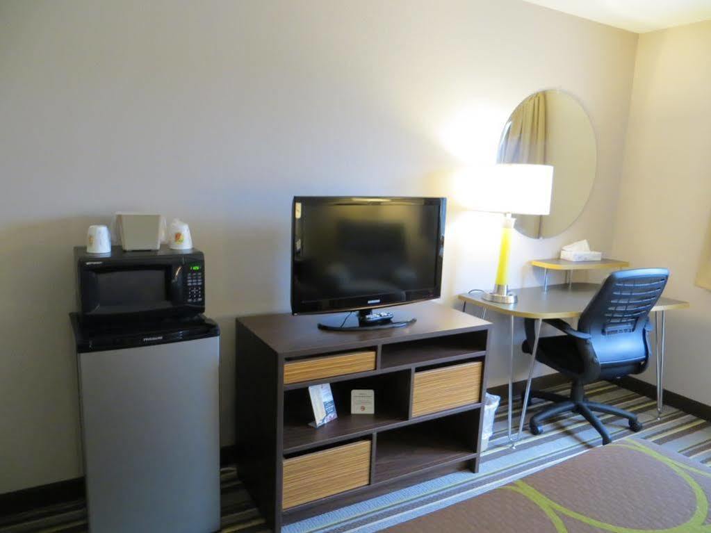 Super 8 By Wyndham Manistee Otel Dış mekan fotoğraf