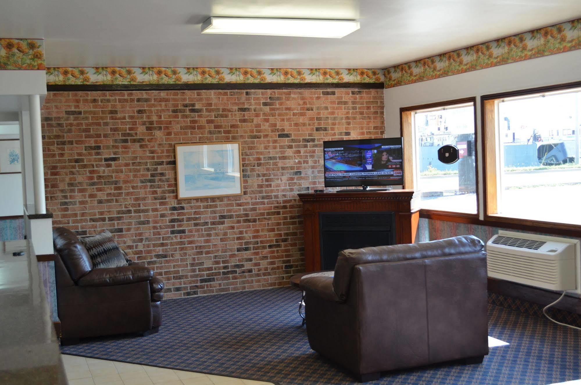Super 8 By Wyndham Manistee Otel Dış mekan fotoğraf