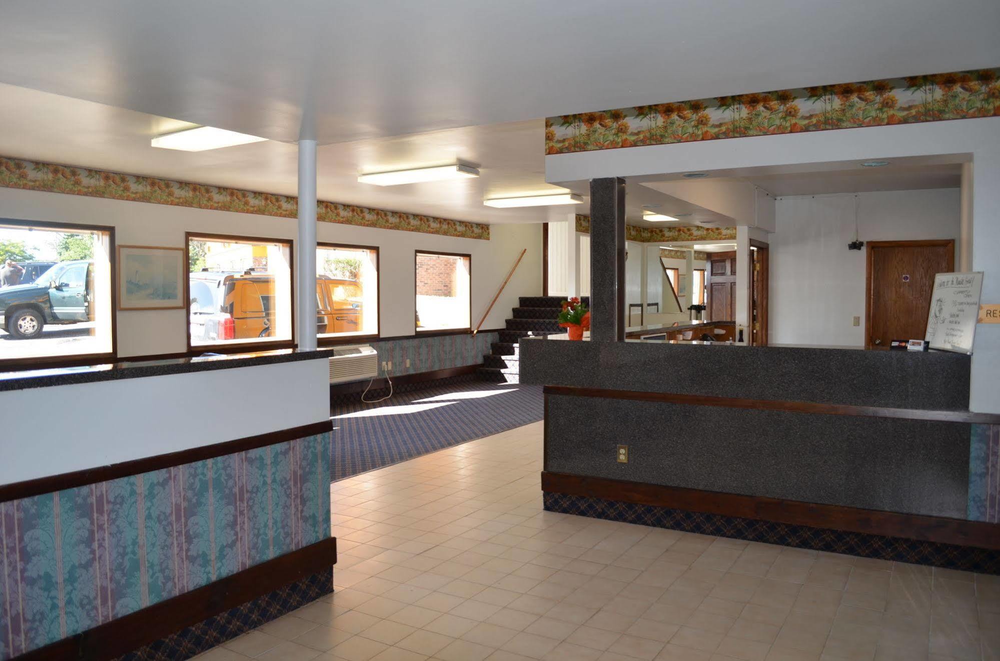 Super 8 By Wyndham Manistee Otel Dış mekan fotoğraf