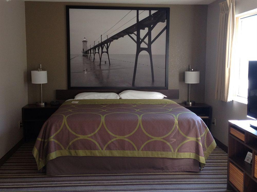 Super 8 By Wyndham Manistee Otel Dış mekan fotoğraf