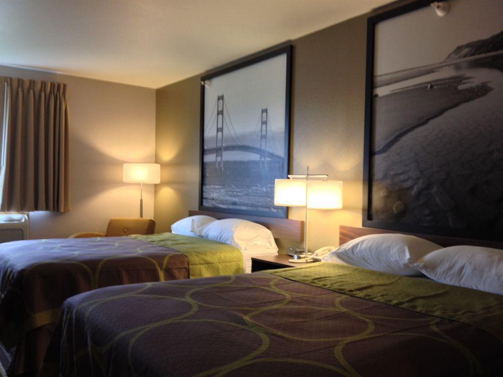 Super 8 By Wyndham Manistee Otel Dış mekan fotoğraf