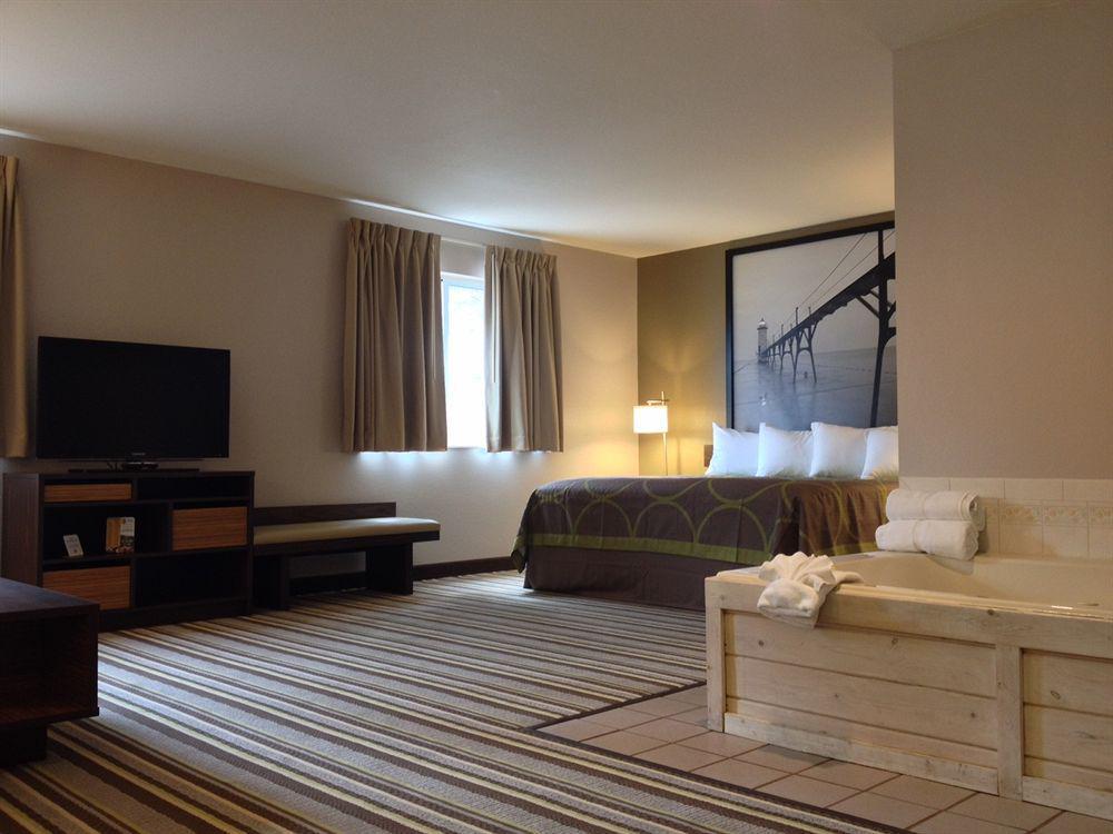 Super 8 By Wyndham Manistee Otel Dış mekan fotoğraf